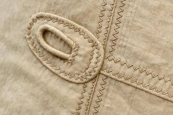 Detail van een breef in het zeil met gestikte naden